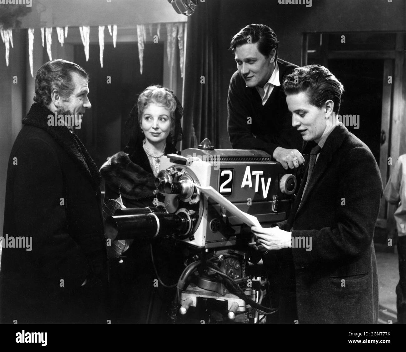 PAMELA BROWN Director CHRISTOPHER MORAHAN and Producer CASPER WREDE on set candid with LAURENCE OLIVIER in his Television Drama Debut in the title role in JOHN GABRIEL BORKMAN ITV Play of the Week televised on Wednesday November 19th 1958 director CHRISTOPHER MORAHAN play Henrik Ibsen translation Michael Meyer adaptation Casper Wrede production design Richard Negri producer Casper Wrede Stock Photo