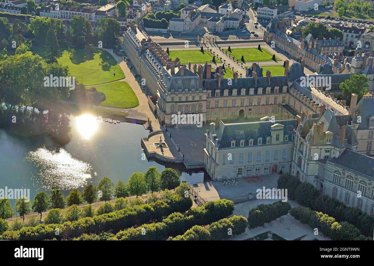 France, Seine-et-Marne (77), Fontainebleau, le château royal, classé Patrimoine Mondial de l'UNESCO (vue aérienne) // France, Seine et Marne, Royal Ca Stock Photo