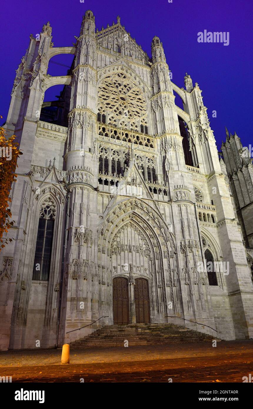 France, Oise, Beauvais, Saint-Pierre de Beauvais cathedral built between the 13th and 16th century has the highest choir in the world (48,5 m), porch Stock Photo