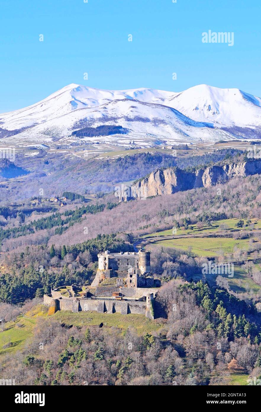 France, Puy-de-Dôme (63), Auvergne Volcanoes Regional Natural Park, Murol, the castle and Puy de Sancy as well as the Monts Dore massif in the backgro Stock Photo