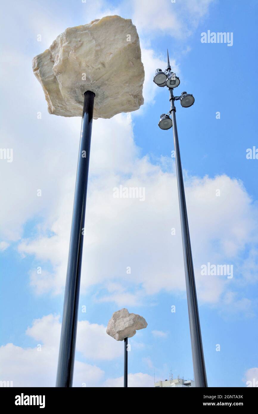 France, Paris (75), quartier Maison Blanche, Les Rochers dans le Ciel de l'artiste français Didier Marcel à l'entrée du parc Kellermann // France, Par Stock Photo