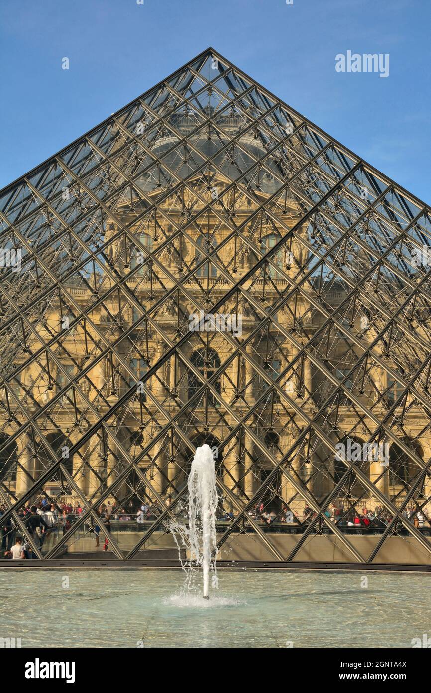 France, Paris (75), zone classée Patrimoine Mondial de l'UNESCO, Musée du Louvre, la Pyramide de l'architecte Ieoh Ming Pei // France, Paris (75), zon Stock Photo