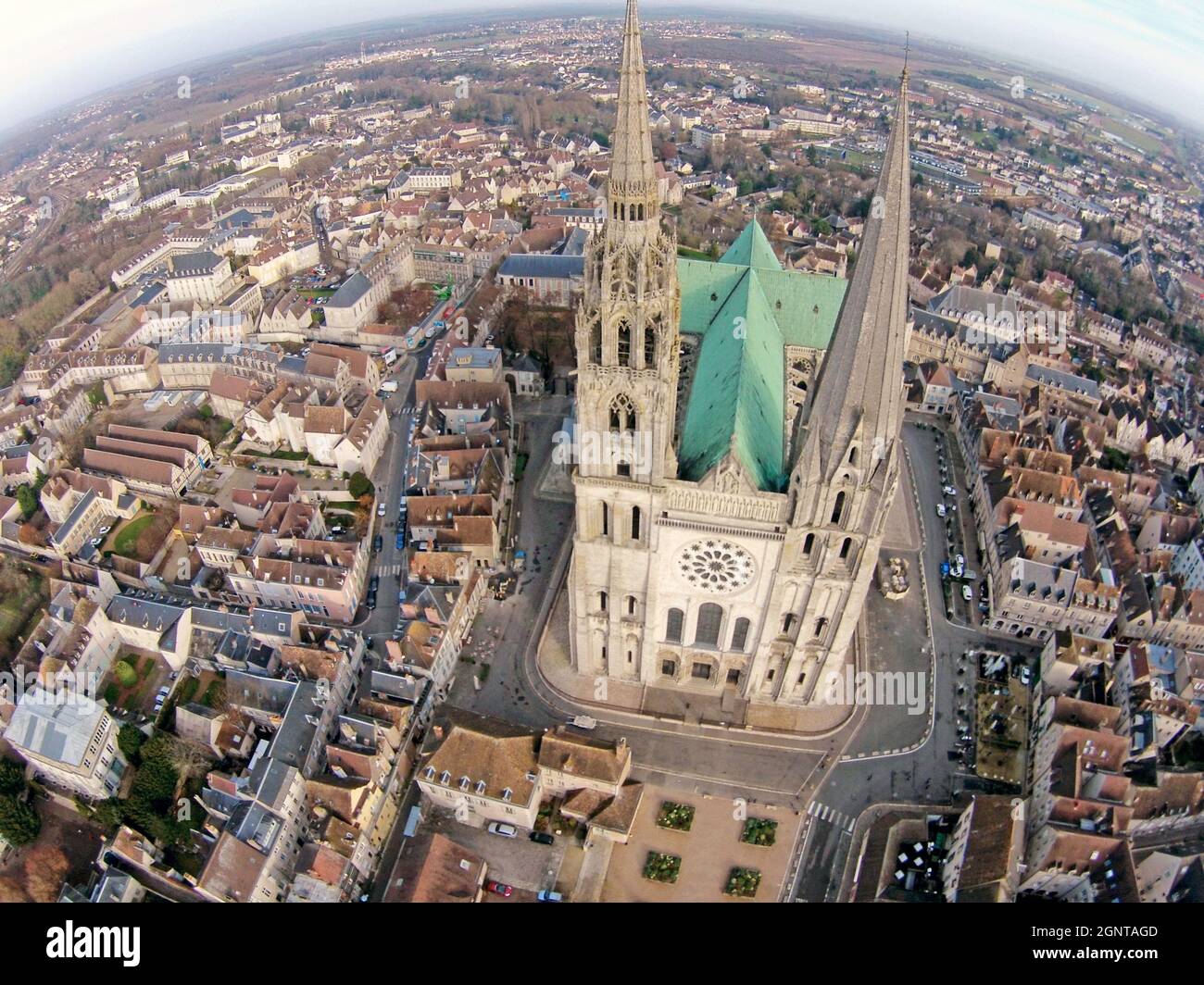 France, Eure-et-Loir (28), Chartres, Cathédrale Notre-Dame de Chartres classée au Patrimoine Mondial de l'UNESCO (vue aérienne) // France, Eure et Loi Stock Photo