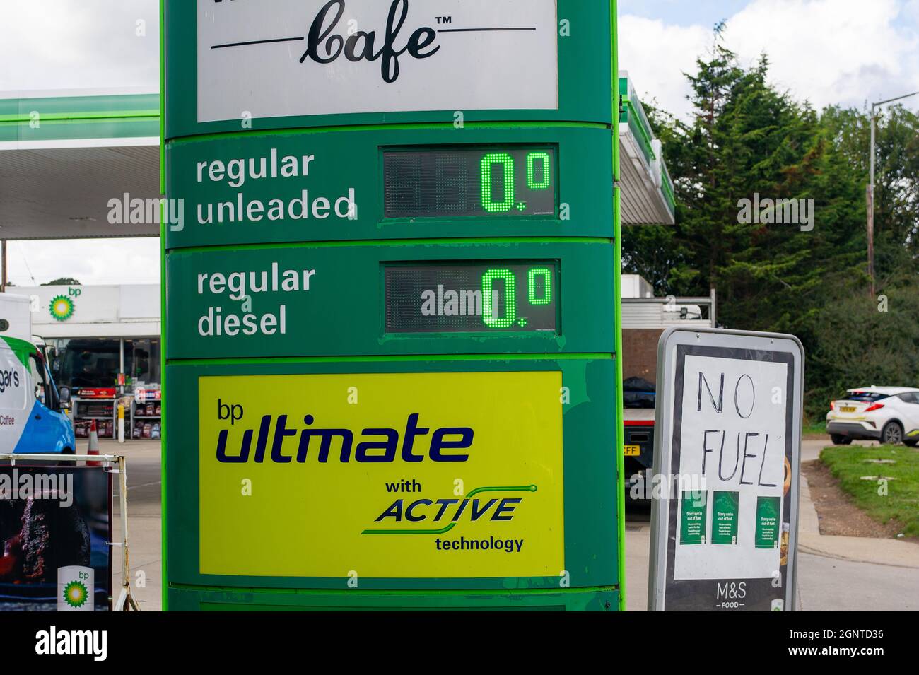 Denham, Buckinghamshire, UK. 27th September, 2021. The fuel prices sign  turned to zero at the BP petrol station on the A40 Oxford Road as the  petrol station had no fuel today. Panic