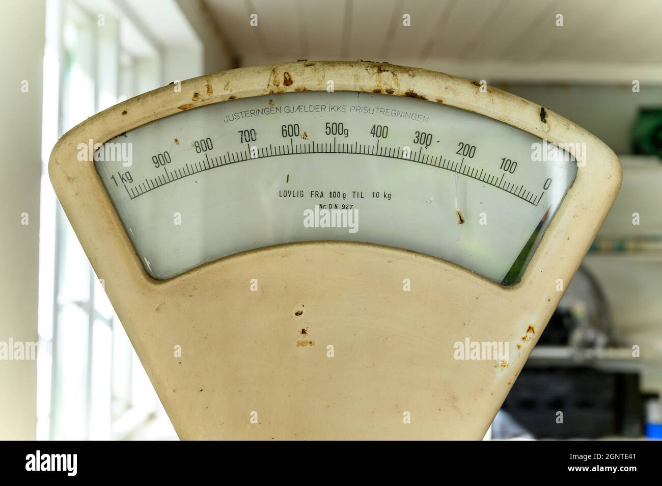 https://c8.alamy.com/comp/2GNTE41/old-norwegian-disused-scales-display-in-a-closed-private-gardening-outlet-in-telemark-norway-2GNTE41.jpg
