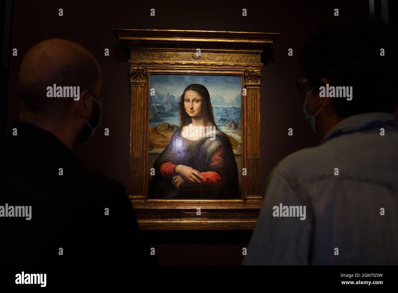 visitors-observe-a-copy-of-mona-lisa-during-the-presentation-of-the