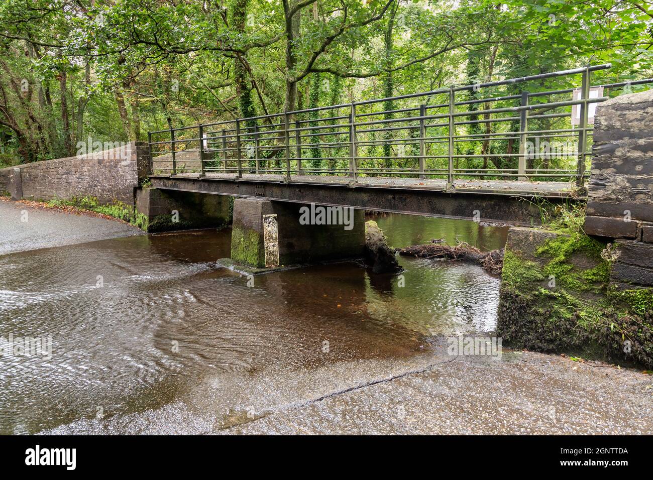 Bangor, Wales: Ford of the River Cegin crossing the Lon Cefn Ty road near Minffordd, Gwynedd. A footbridge is available for pedestrians Stock Photo