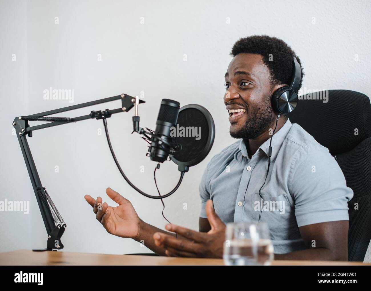 Excited black man hi-res stock photography and images - Alamy