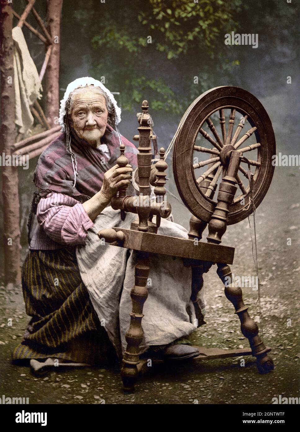 153 Yarn Spinning Wheel Stock Photos, High-Res Pictures, and Images - Getty  Images