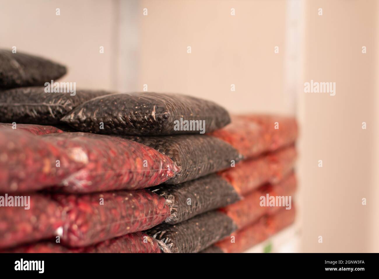 Frijoles apilados en bolsas transparentes. Tienda de granos latina. Tienda natural. Stock Photo