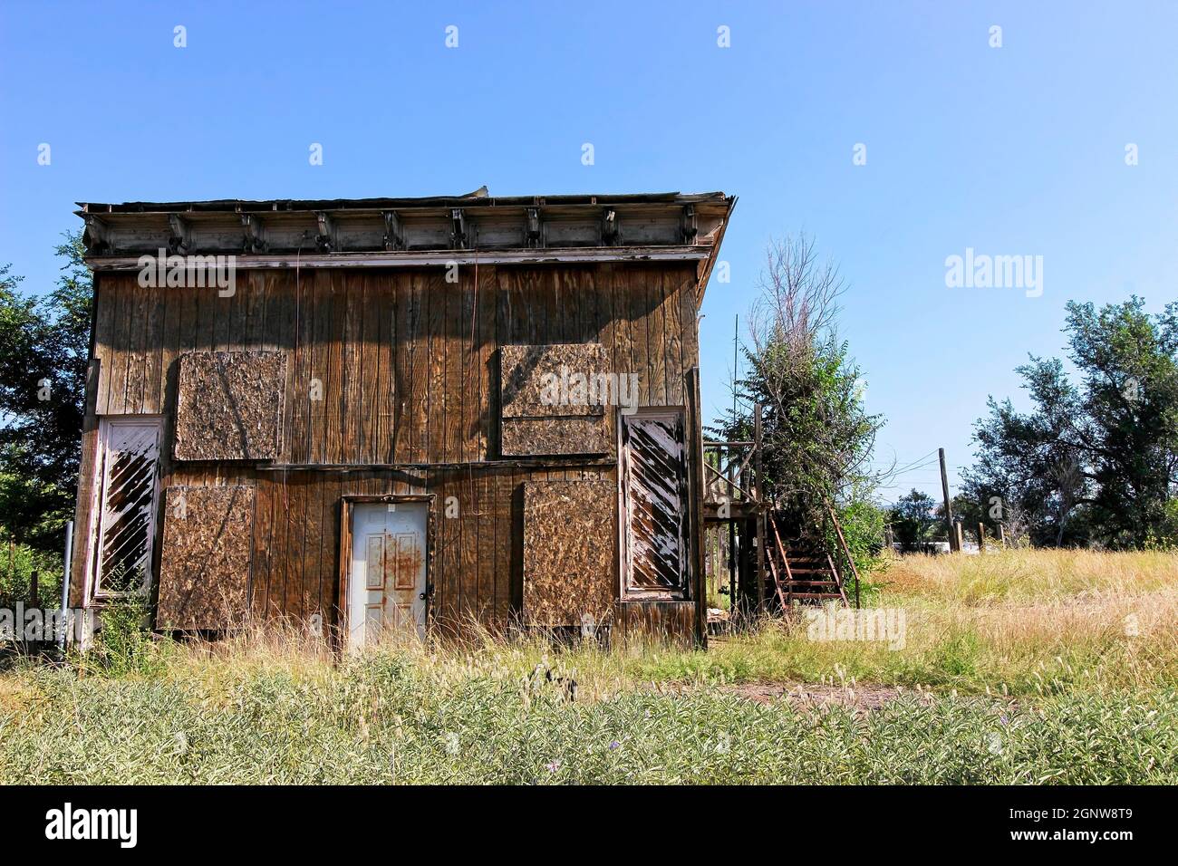 Old Uninhabitable House With Boarded Up Windows Stock Photo Alamy