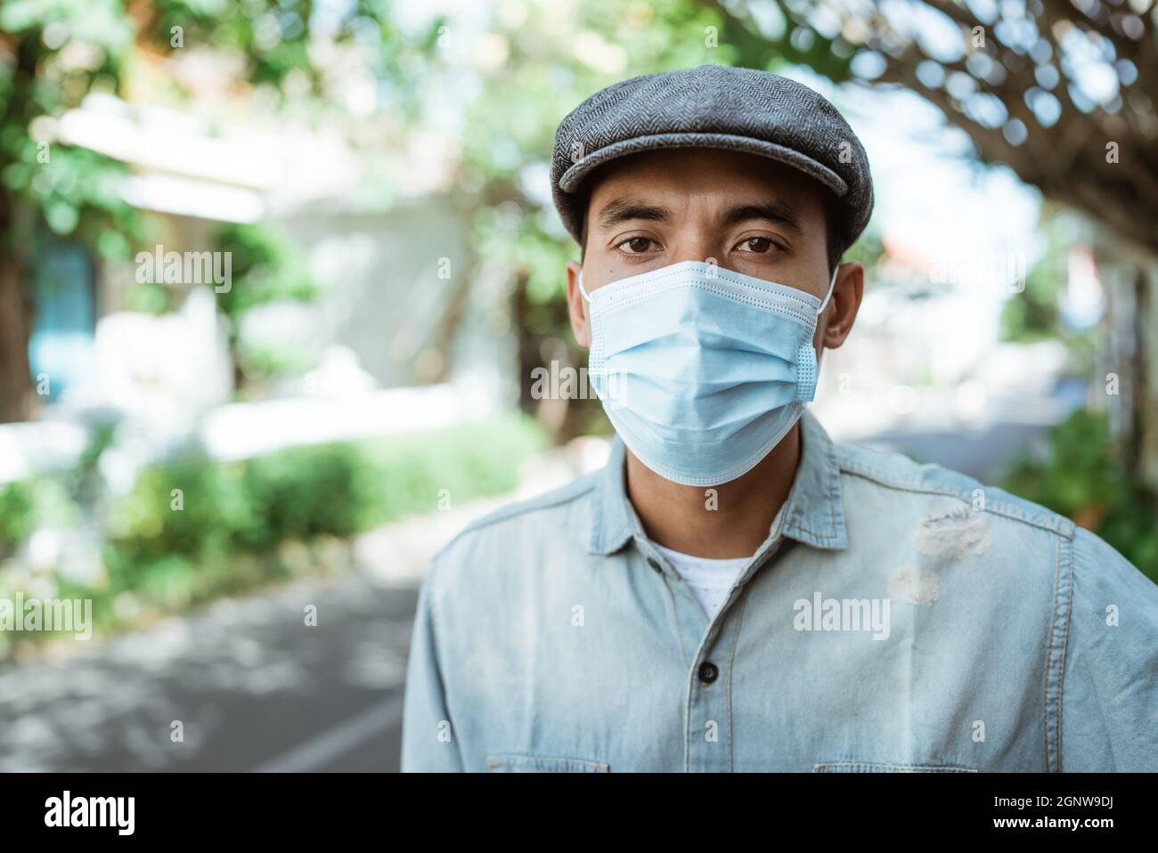 Man wearing disposable medical hi-res stock photography and images - Alamy