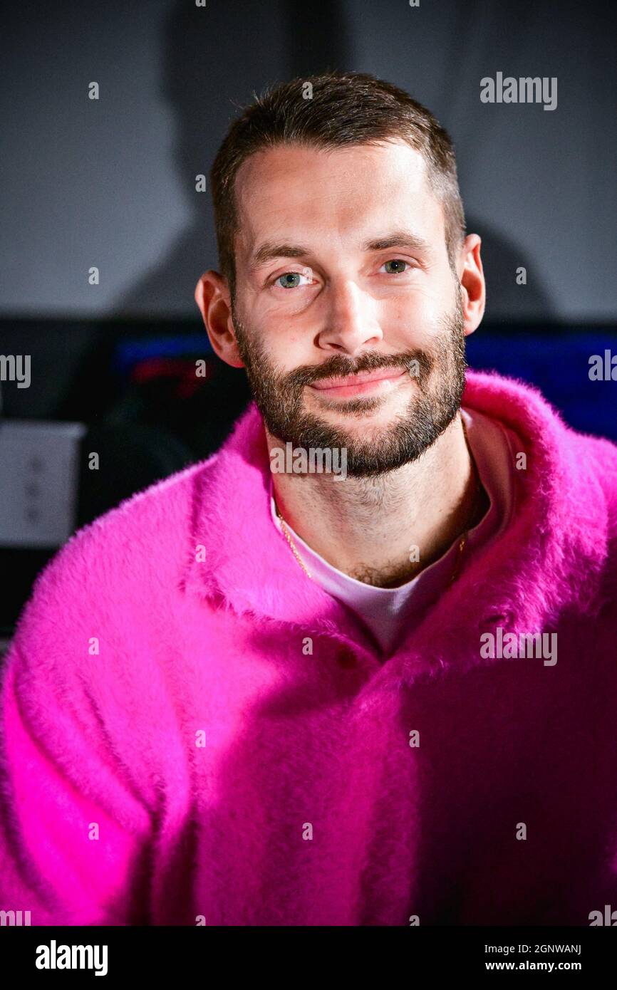 Simon Porte Jacquemus on the Front Row upon Weinsanto Runway