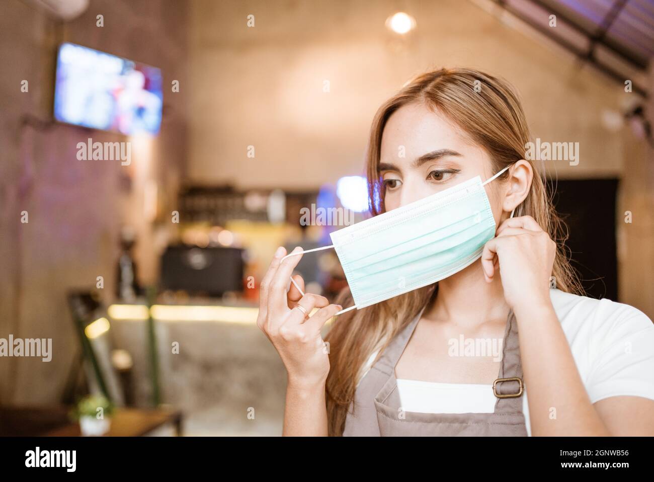 Waitress wearing a mask hi-res stock photography and images - Alamy
