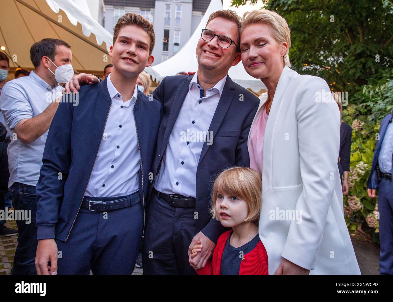 Schwerin, Germany. 26th Sep, 2021. Manuela Schwesig (SPD), Minister  President of Mecklenburg-Western Pomerania and the SPDs top candidate for  the state elections in Mecklenburg-Western Pomerania, with her children  Julian and Julia and