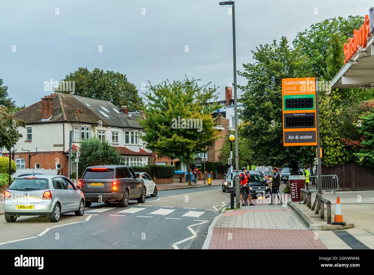 London, UK. 28th Sep, 2021. Fuel shortages escalate due to panic buying, as Sainsburys near Clapham South is now open again with long queues. The shortage is a result of a lack of tanker drivers due to the extended impact of Brexit on European migrant workers. Credit: Guy Bell/Alamy Live News Stock Photo