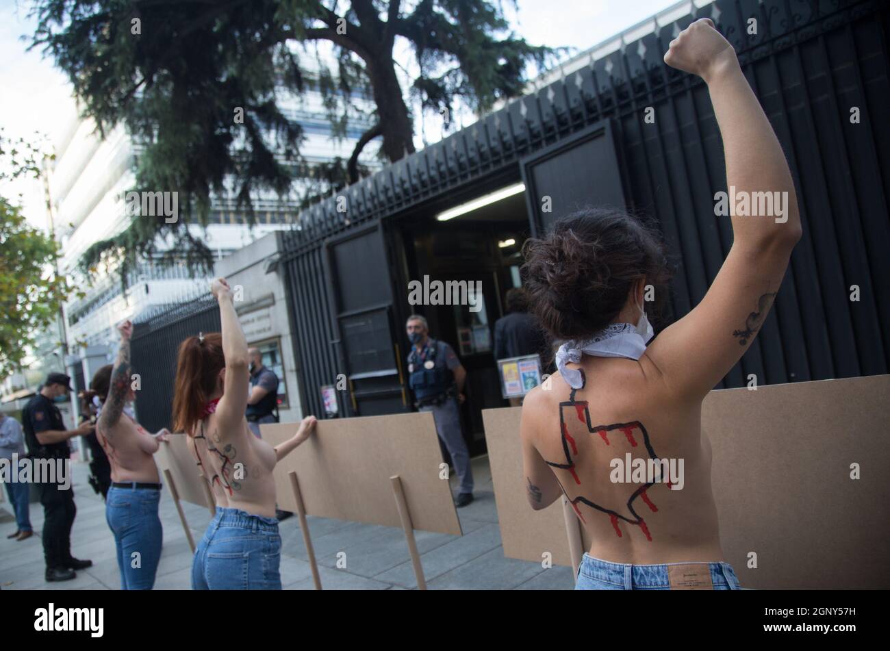 Madrid, Spain. 28th Sep, 2021. FEMEN activists protest in front of the US Embassy in Madrid for the right to abortion in the city of Texas, USA. (Photo by Fer Capdepon Arroyo/Pacific Press) Credit: Pacific Press Media Production Corp./Alamy Live News Stock Photo