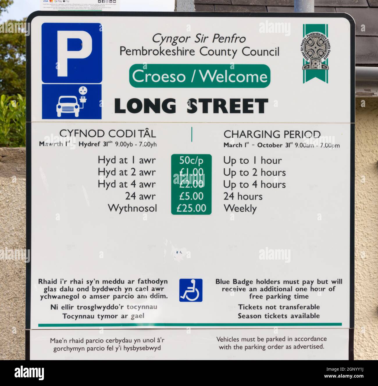 Example of a Welsh pay and display sign in a public car park. Newport, Pembrokeshire, UK. Stock Photo