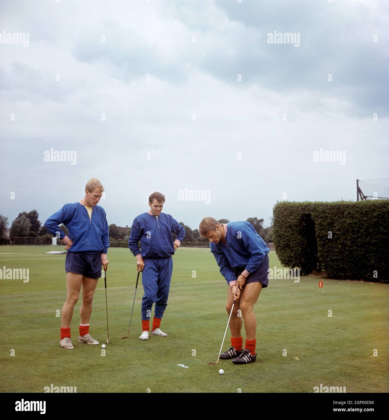 File photo dated 29-07-1966 of England's Roger Hunt putts watched by Ron Flowers and John Connelly (C) at Roehampton Issue date: Tuesday September 28, 2021. Stock Photo