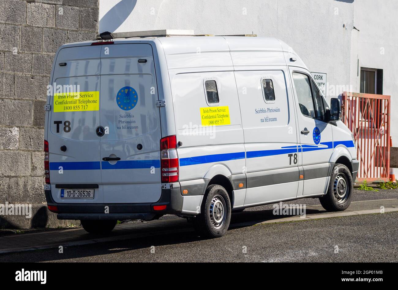 Irish Prison Service Van parked outside courthouse. Stock Photo