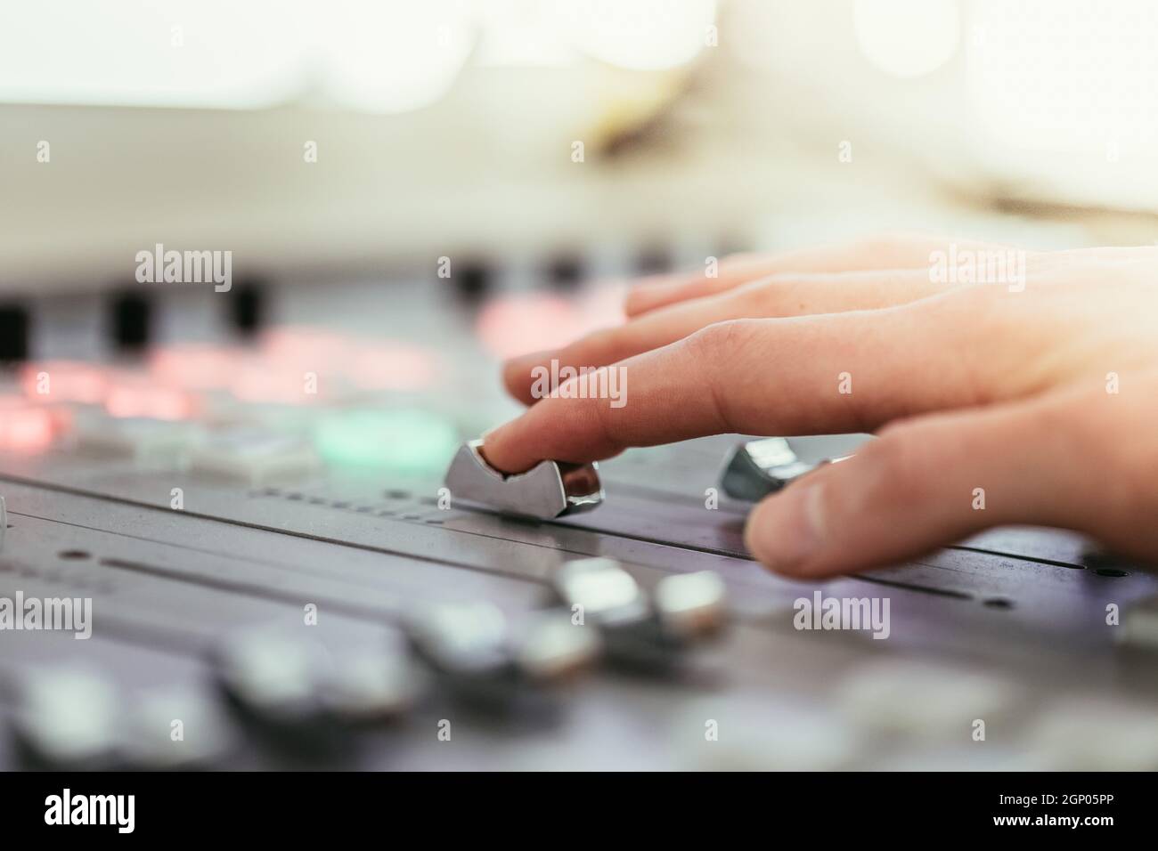 Schach dem Elektronengehirn, Informative Unterhaltungssendung, Deutschland  1979, Moderator Volker Arzt mit dem britischen Schachgroßmeister Daniel  Levy im Studio Stock Photo - Alamy