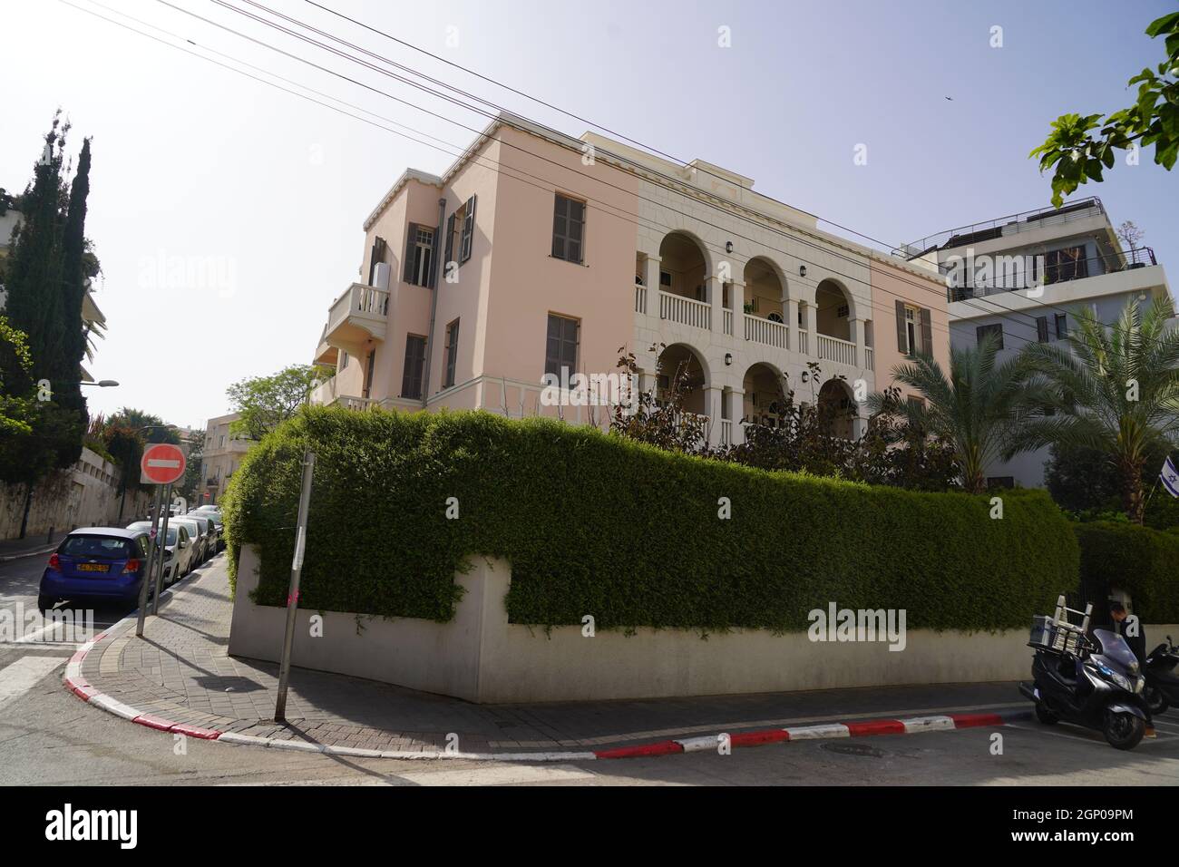 22 Idelson Street, Tel Aviv, Designed by Salomon Gepstein in 1932. in Tel  Aviv White City. The White City refers to a collection of over 4,000  buildin Stock Photo - Alamy