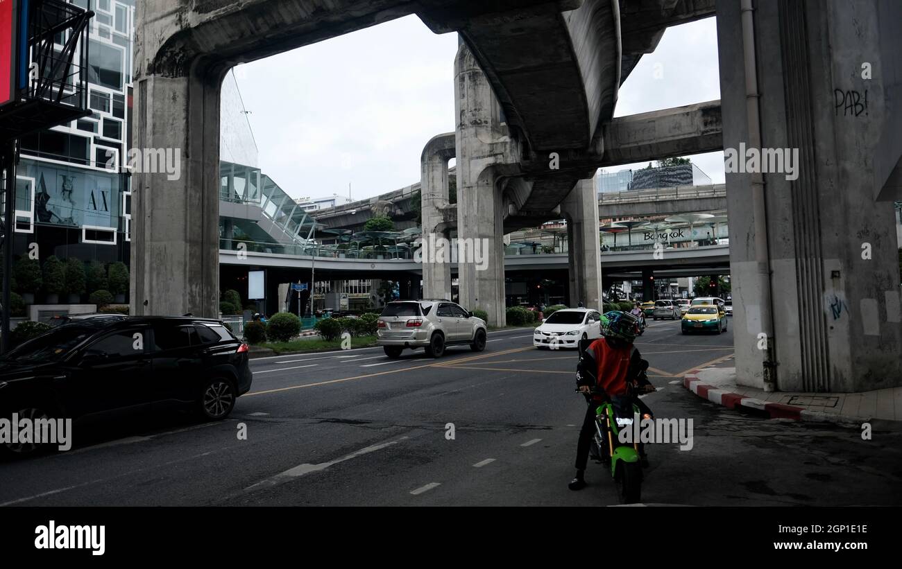 WALK AROUND in SAINT LOUIS BTS x CHONG NONSI BANGKOK, THAILAND