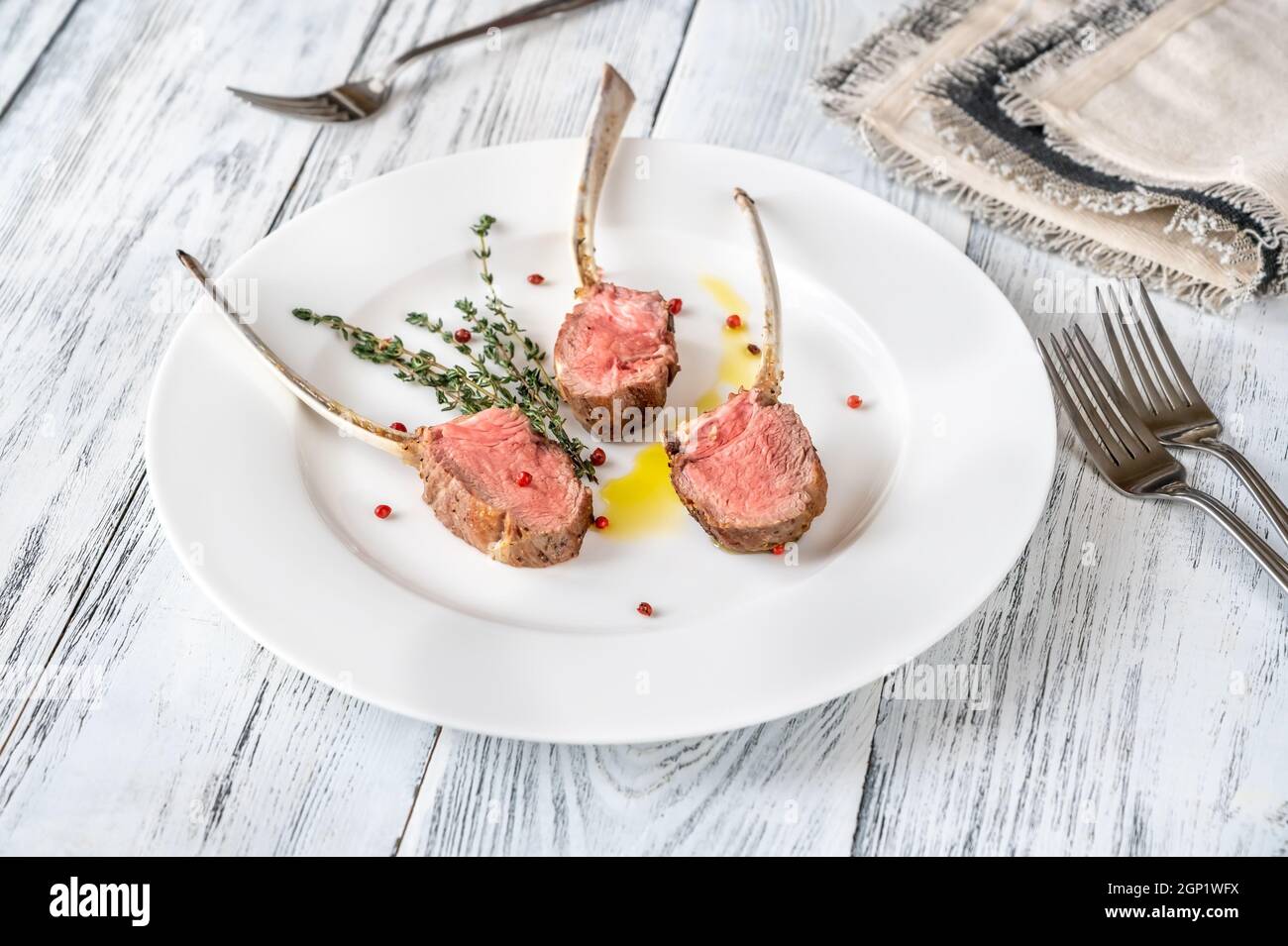 https://c8.alamy.com/comp/2GP1WFX/rack-of-lamb-with-thyme-and-red-peppercorn-2GP1WFX.jpg