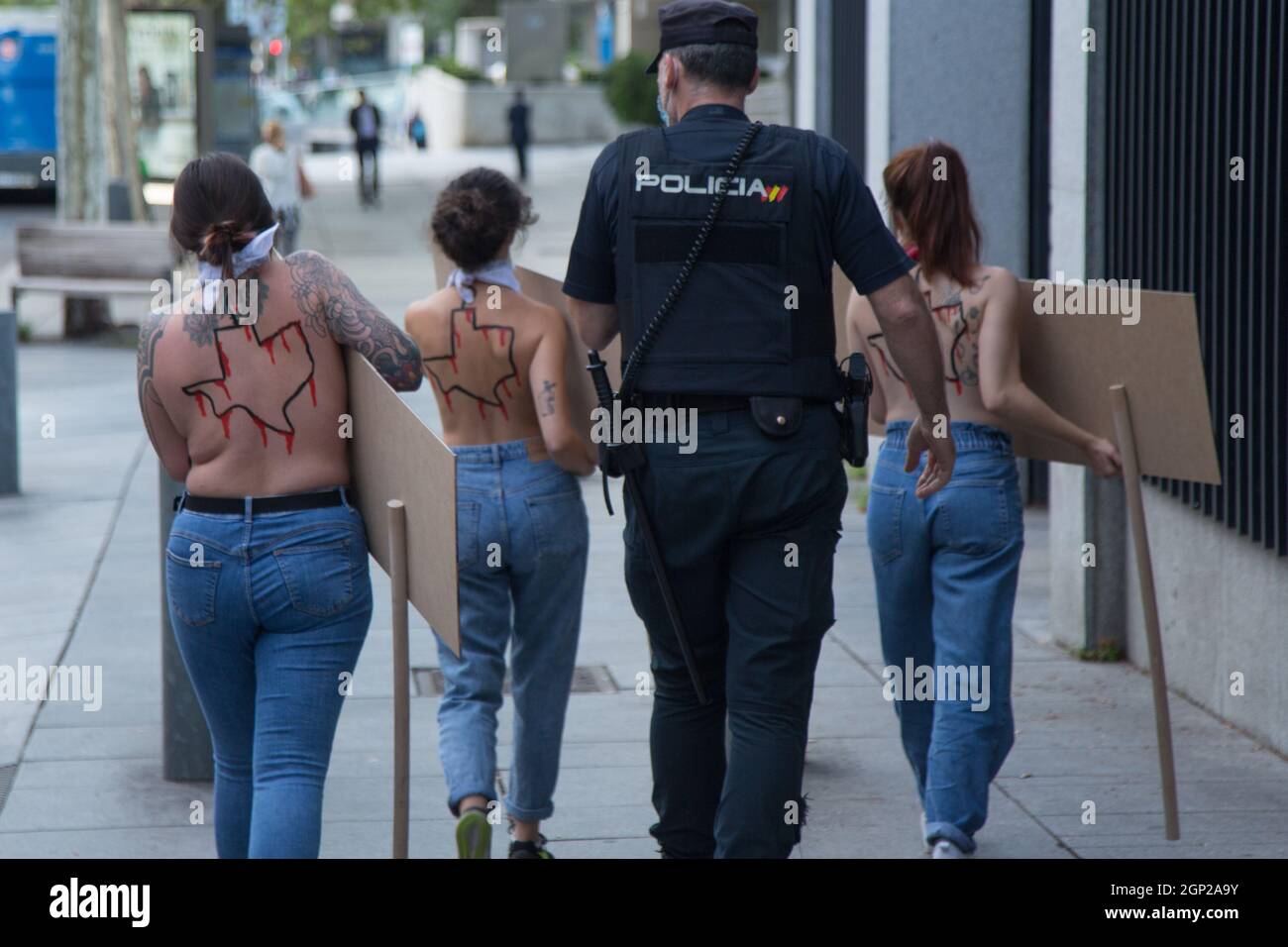 Madrid, Spain. 28th Sep, 2021. The police identify the FEMEN activists once the protest in front of the US Embassy in Madrid is over. (Photo by Fer Capdepon Arroyo/Pacific Press/Sipa USA) Credit: Sipa USA/Alamy Live News Stock Photo
