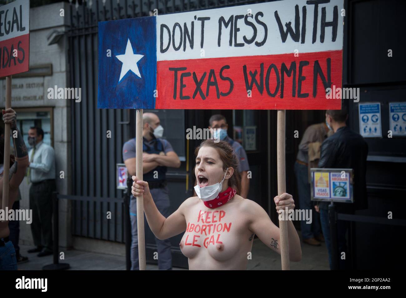 Madrid, Spain. 28th Sep, 2021. A FEMEN Activists protests for the right to abortion in Texas, USA at the doors of the American embassy in Madrid. (Photo by Fer Capdepon Arroyo/Pacific Press/Sipa USA) Credit: Sipa USA/Alamy Live News Stock Photo