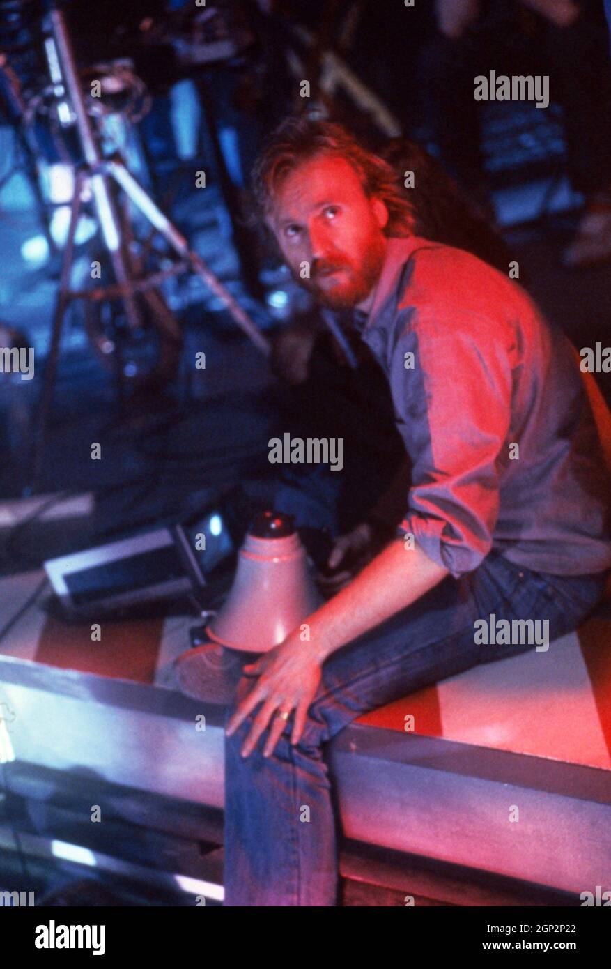 ALIENS, director James Cameron, on set, 1986. ph: Bob Penn / TM and