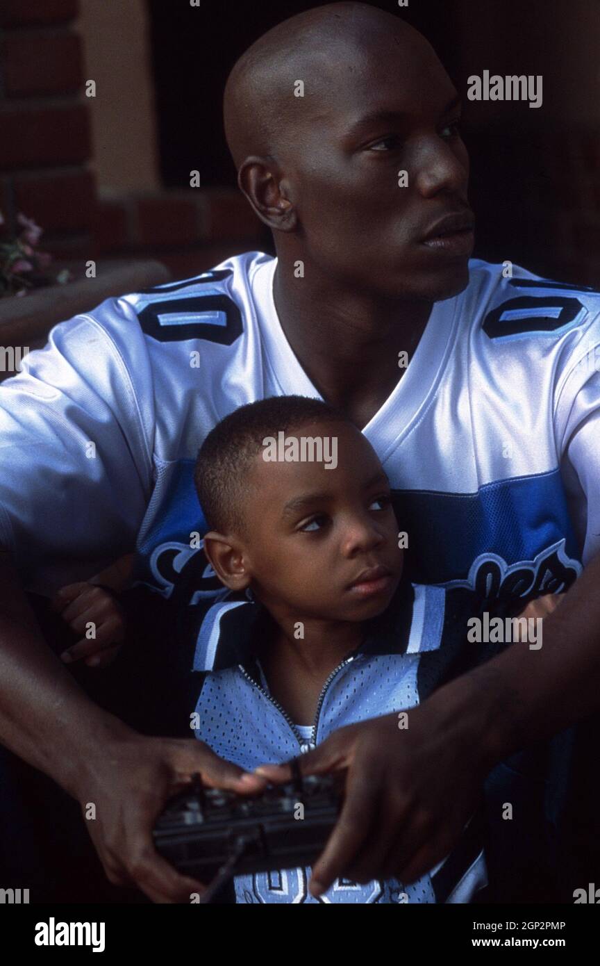 BABY BOY, Tyrese Gibson, holding Kylan/Kaylan Bolton, 2001. © Columbia