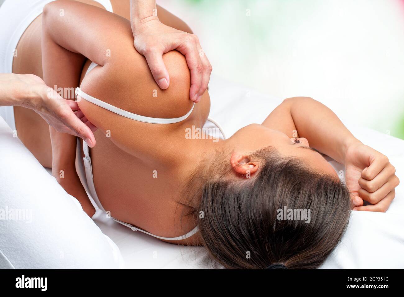 https://c8.alamy.com/comp/2GP351G/close-up-top-view-of-osteopath-doing-healing-treatment-on-female-shoulder-blade-2GP351G.jpg