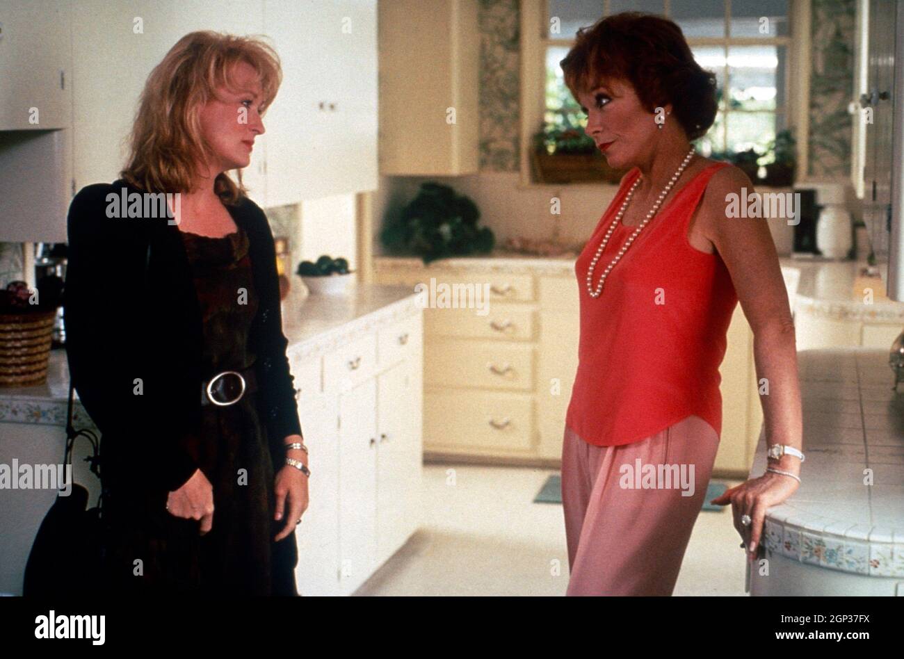 POSTCARDS FROM THE EDGE, Meryl Streep, Shirley MacLaine, 1990