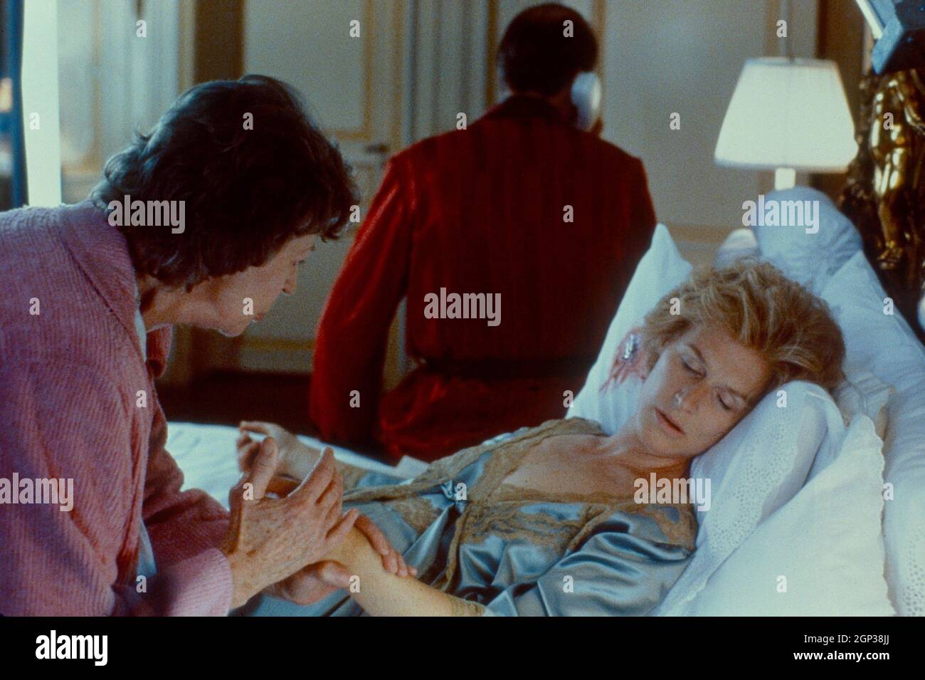 REVERSAL OF FORTUNE, from left Uta Hagen, Jeremy Irons, Glenn Close
