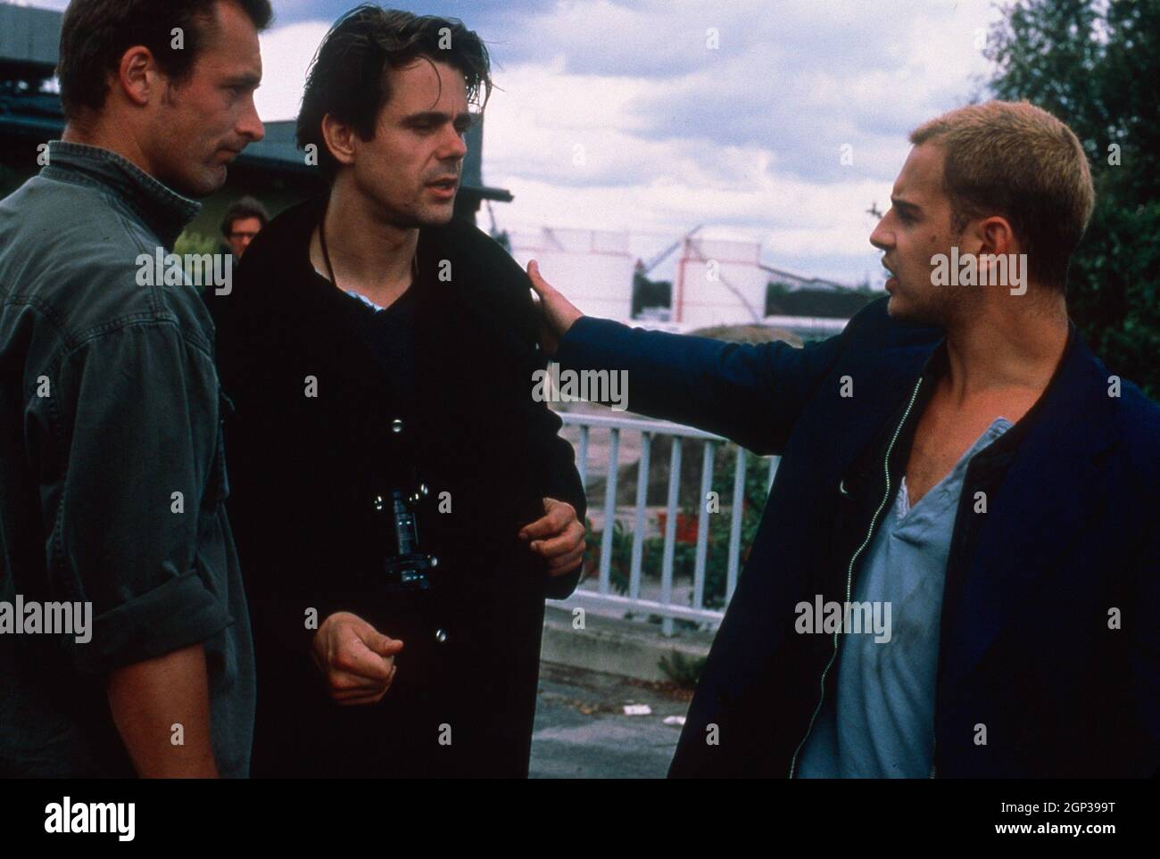 RUN LOLA RUN, (aka LOLA RENNT), center from left: Tom Tykwer, director ...