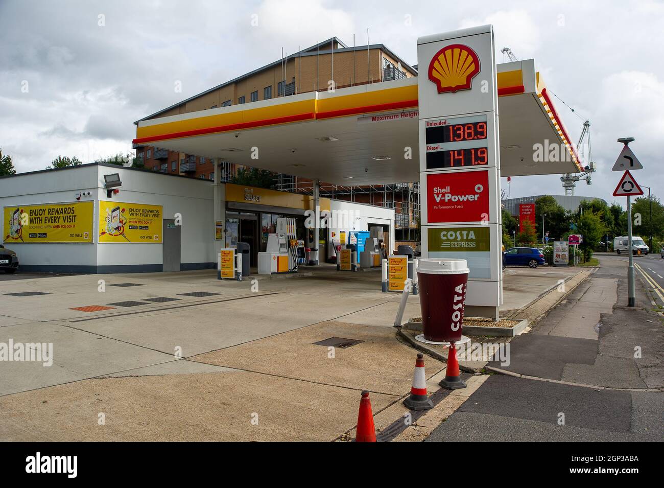 Slough, UK. 28th September, 2021. The Shell petrol station in Burnham Lane, Slough next to Slough Trading Estate had run out of both petrol and diesel today. Panic buying of petrol and diesel has continued over the past few days due to a shortage of drivers making fuel deliveries following Brexit and the Covid-19 Pandemic. Credit: Maureen McLean/Alamy Live News Stock Photo