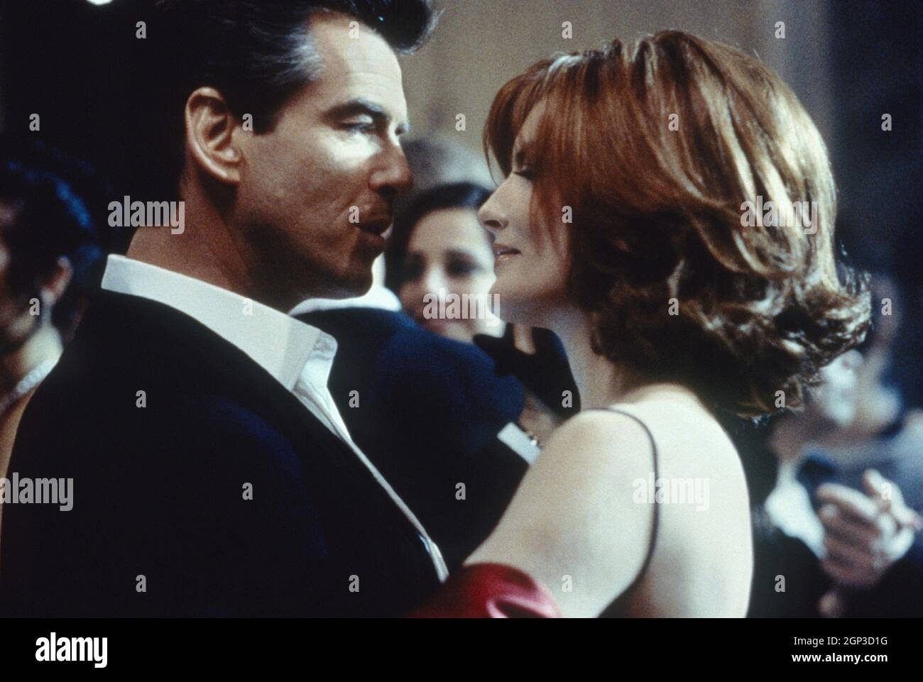 Thomas Crown Affair From Left Pierce Brosnan Rene Russo 1999 ©mgm Courtesy Everett 