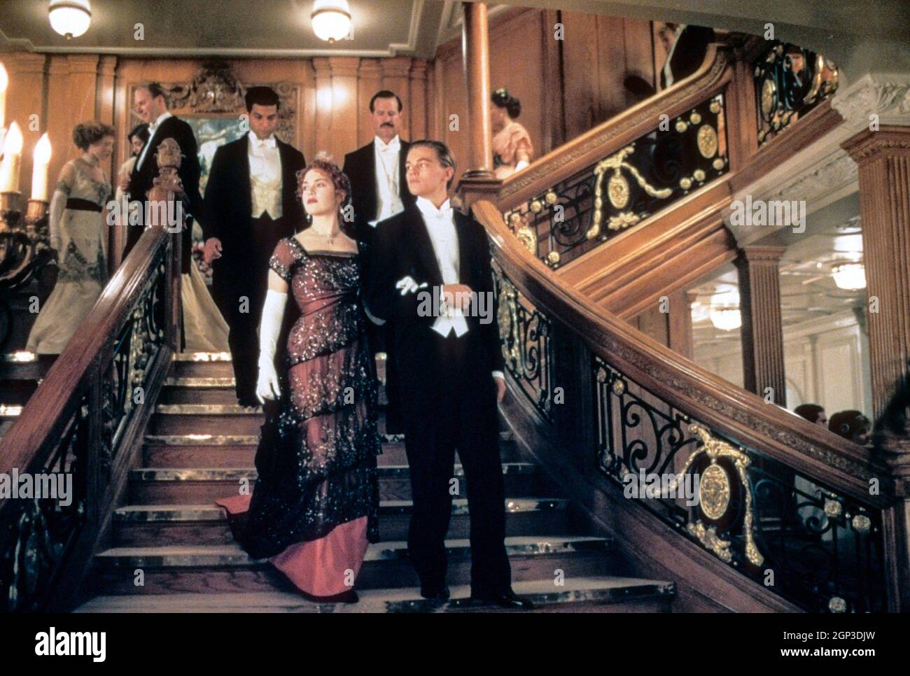 TITANIC, from left: Kate Winslet, Leonardo DiCaprio, 1997. ph: Merie W.  Wallace / TM and Copyright © 20th Century Fox Film Corp. All rights  reserved. Courtesy: Everett Collection Stock Photo - Alamy, image size:1300x966