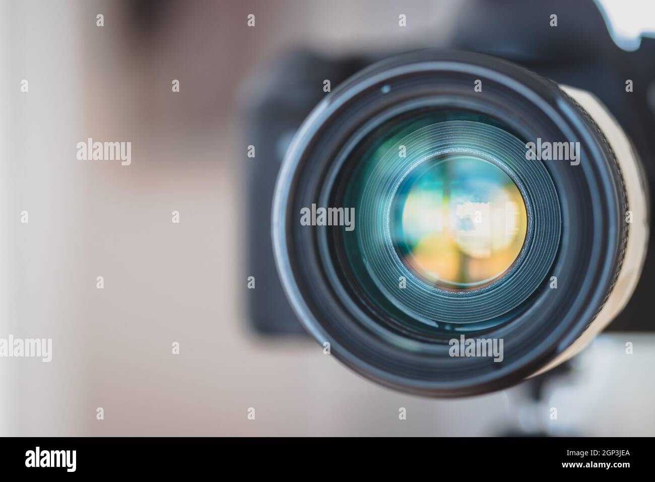 Close up of professional photo camera on a tripod, lens Stock Photo - Alamy