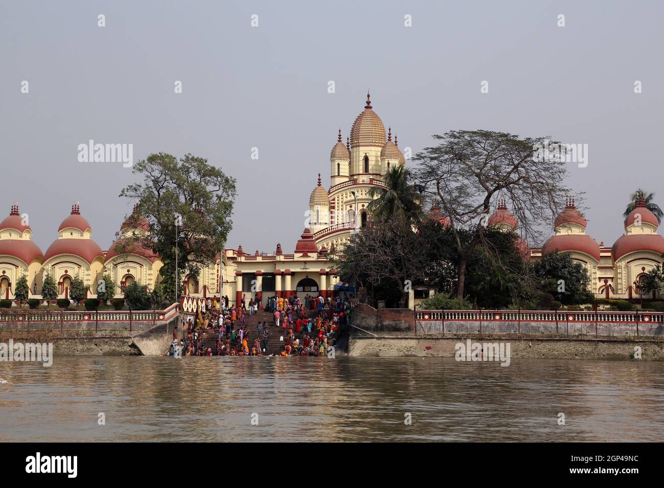 Hindu people bathing in the ghat near the Dakshineswar Kali Temple in Kolkata Stock Photo