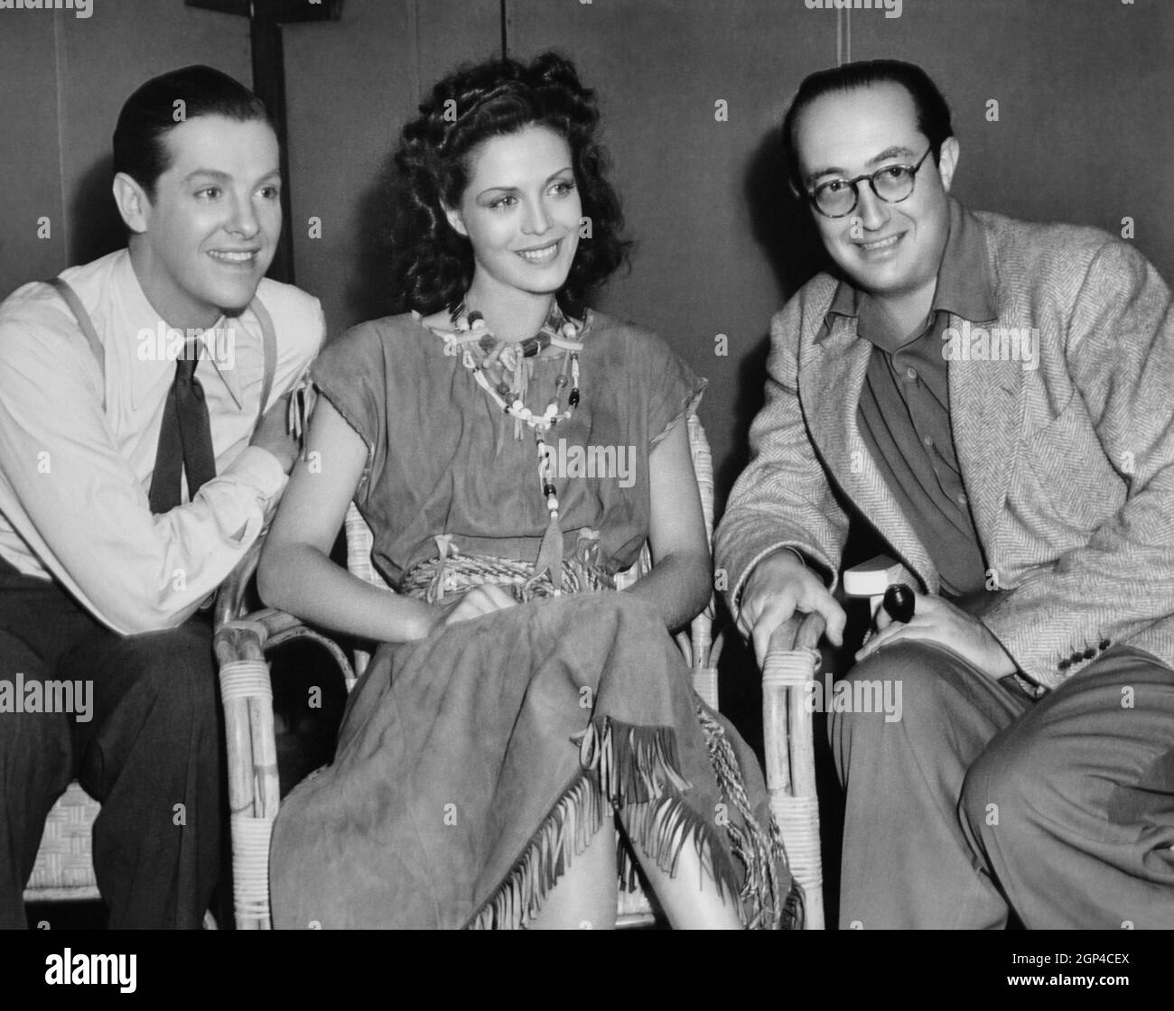 IT STARTED WITH EVE, from left: Robert Cummings, visitor Carol Bruce,  director Henry Koster on set, 1941 Stock Photo - Alamy