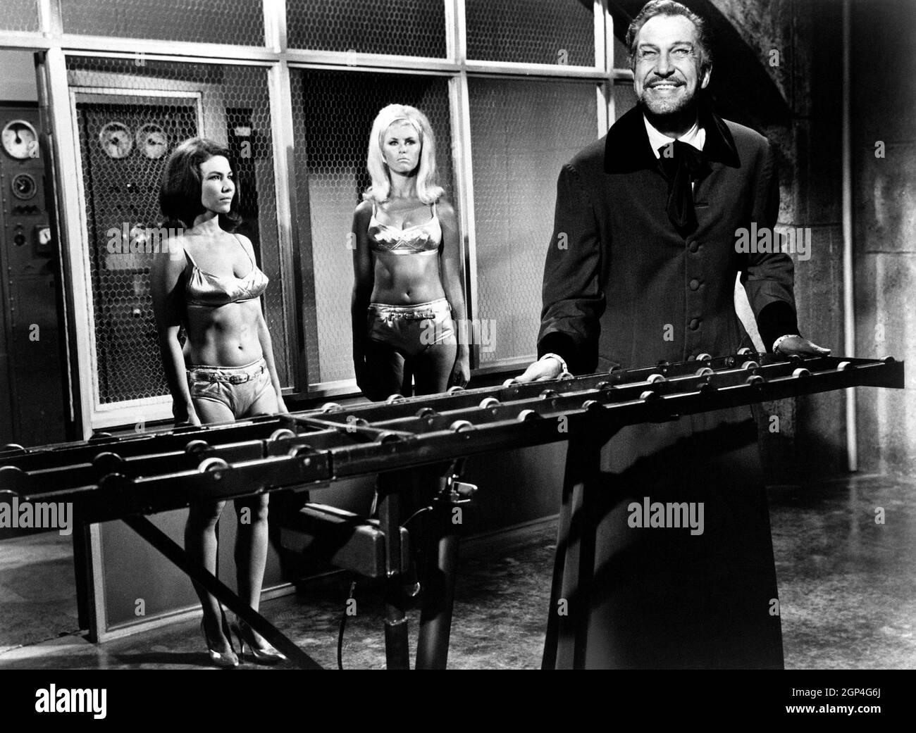 DR. GOLDFOOT AND THE BIKINI MACHINE, from left, Sally Frei, Mary Hughes,  Vincent, Price, 1965 Stock Photo - Alamy