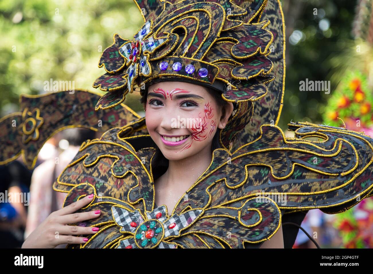INDONESIA, BALI. PORTRAIT OF A YOUNG GIRL DURING THE BALI ART FESTIVAL. Stock Photo