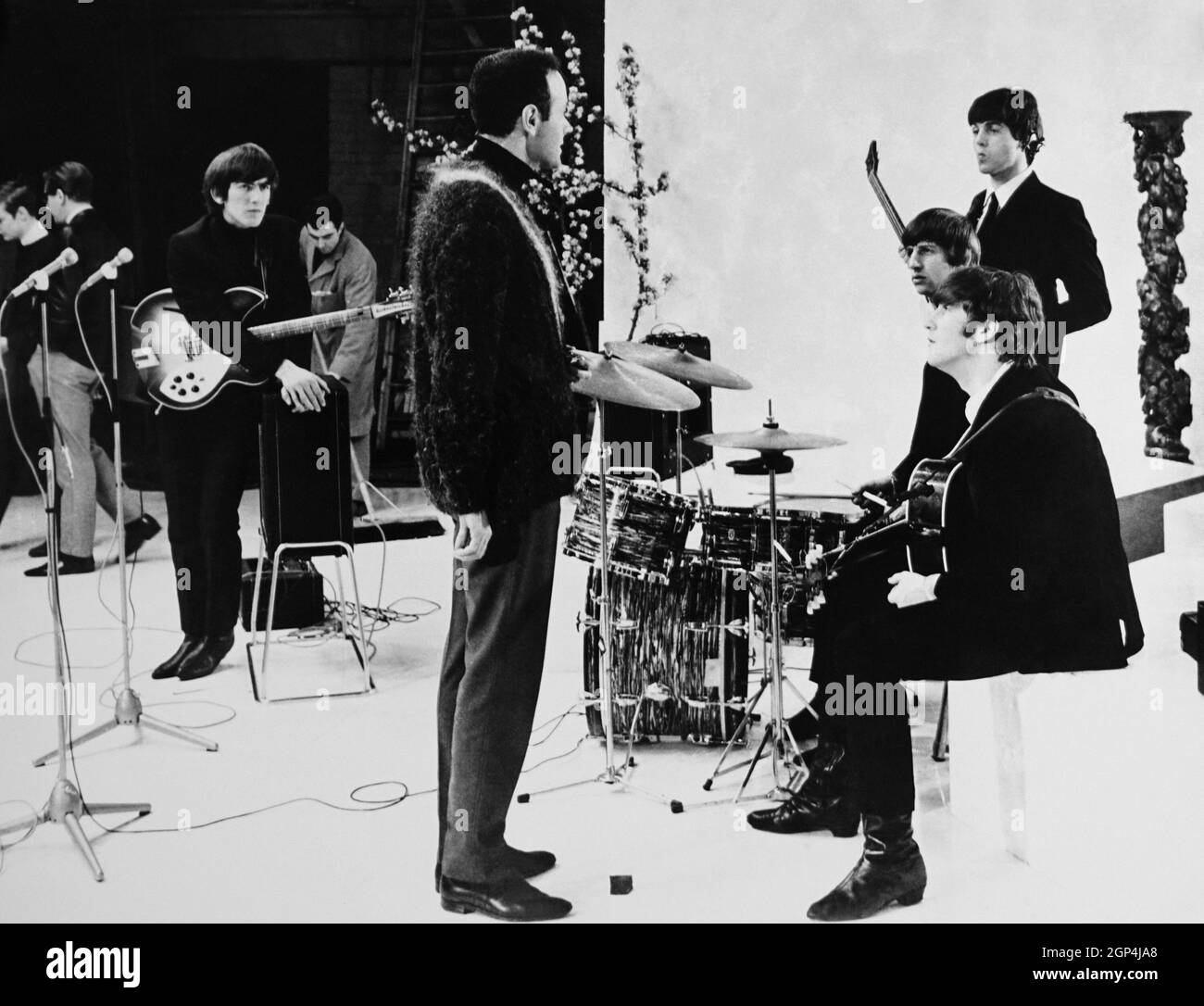 A HARD DAY'S NIGHT, from left: George Harrison, Victor Spinetti, from ...