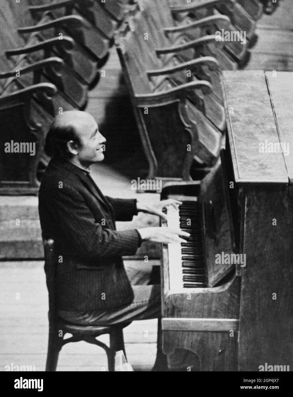 HOW I WON THE WAR, director Richard Lester on set, 1967 Stock Photo Alamy
