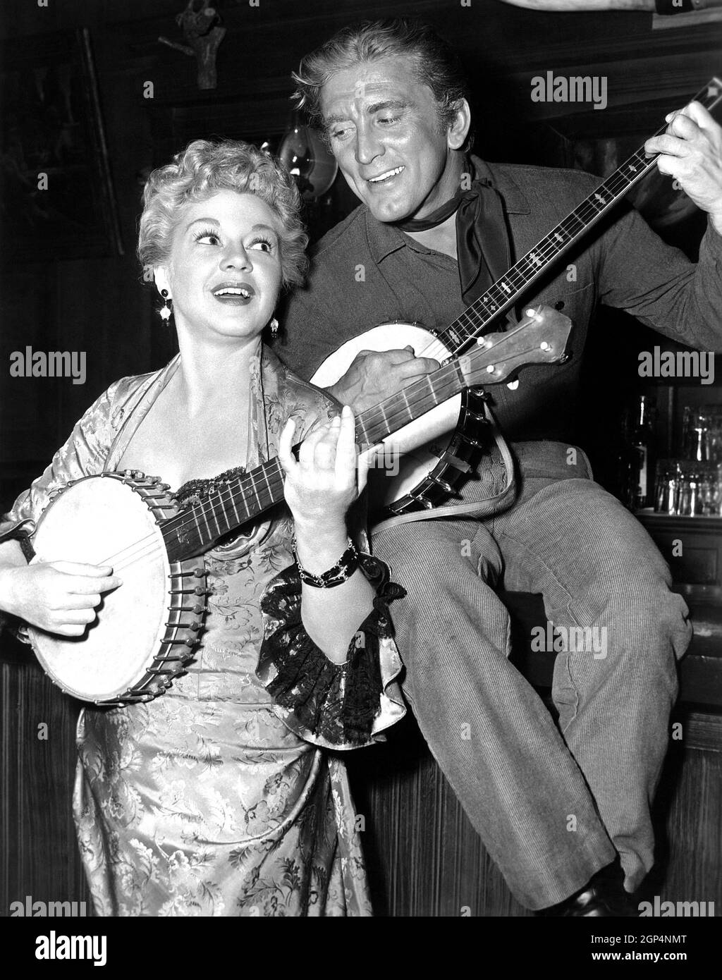 MAN WITHOUT A STAR, from left, Claire Trevor, Kirk Douglas, strumming away  on-set, 1955 Stock Photo - Alamy