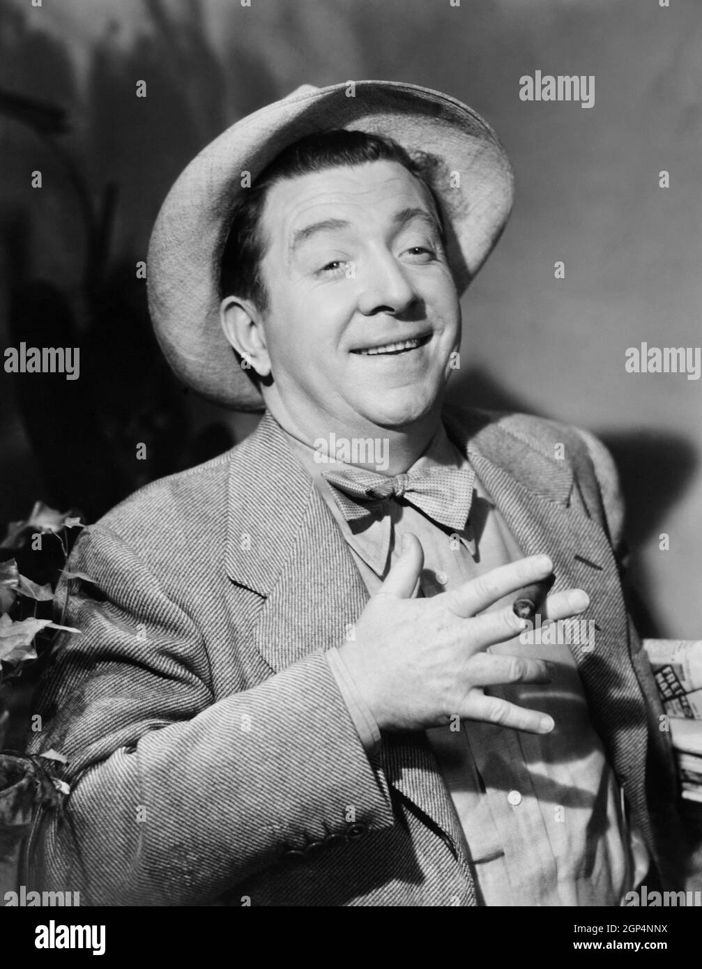 A MEDAL FOR BENNY, Frank McHugh, 1945 Stock Photo - Alamy