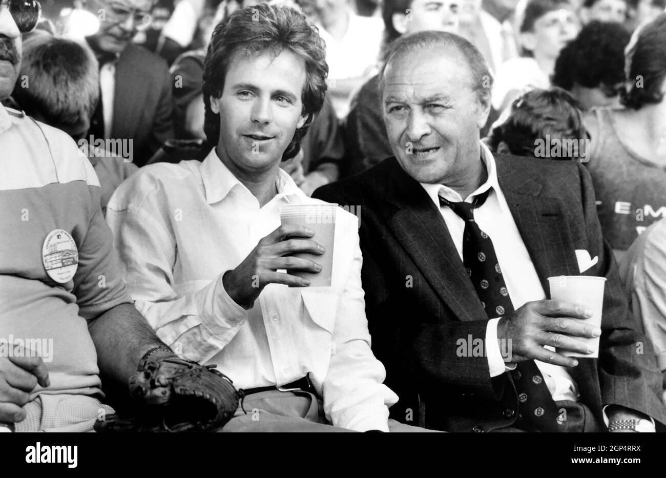 OPPORTUNITY KNOCKS, from left, Dana Carvey, Robert Loggia, 1990