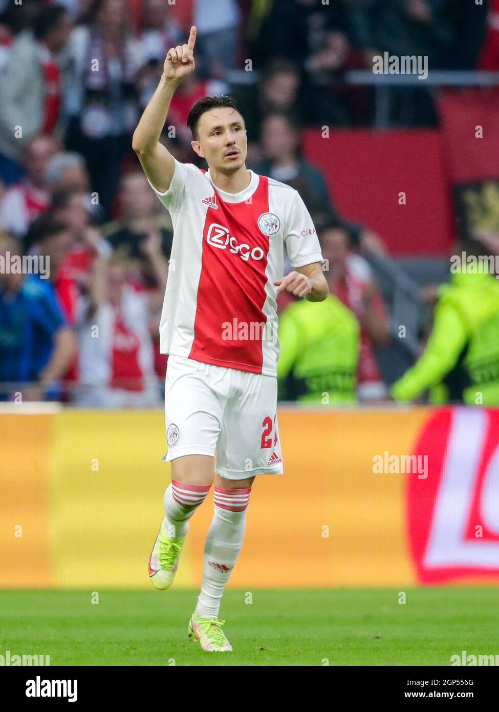 AMSTERDAM, NETHERLANDS - SEPTEMBER 28: Steven Berghuis of Ajax is  celebrating his goal during the UEFA Champions League Group stage match  between Ajax and Besiktas at Johan Cruijff ArenA on September 28,